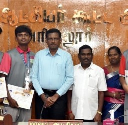 கலெக்டரிடம் மாணவர்கள் வாழ்த்து