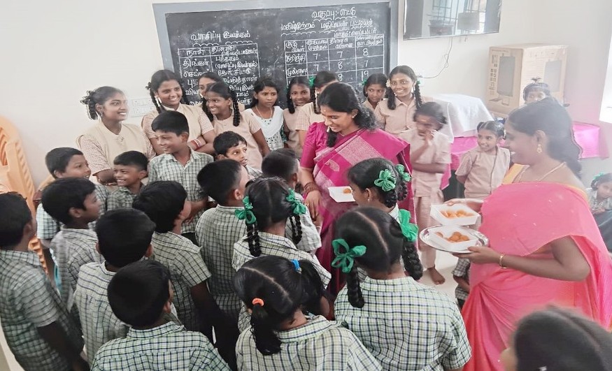 மாணவர்களுக்கு இனிப்பு வழங்கி தீபாவளி பண்டிகையை ஆணையாளர் சித்ரா கொண்டாடினார்