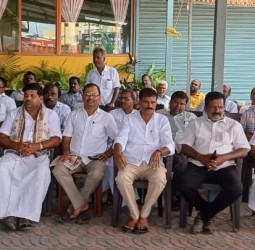 சுங்கச்சாவடி திறக்க எதிர்ப்பு தெரிவித்து பொங்கலூரில் நேற்று கடை அடைப்பு