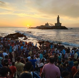 சூரிய உதயம் பார்ப்பதற்காக குவிந்த சுற்றுலா பயணிகள்