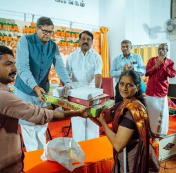 கமலாலய ஊழியர்களுக்கு இனிப்புகள் மற்றும் பட்டாசுகள்