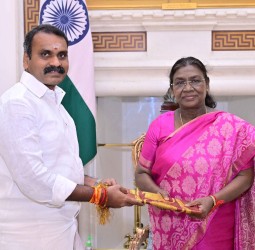 ஶ்ரீலக்ஷ்மி நாராயணி அம்மா கோவிலுக்கு வந்த ஜனாதிபதி