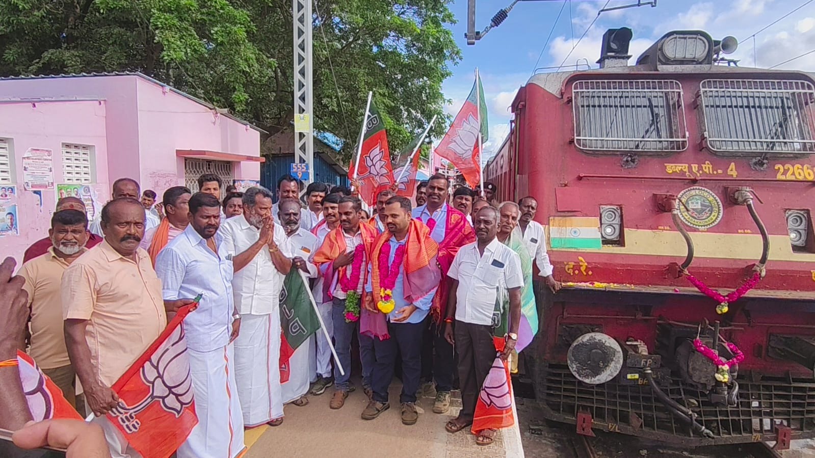 அமிர்தா விரைவு ரயிலுக்கு பாஜகவினர் மேளதாளத்துடன் வரவேற்பு