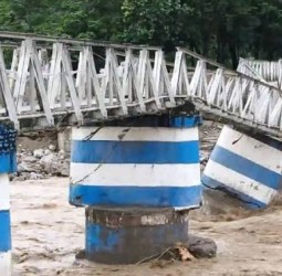 12 மணி நேரம் தொடர் மழை; 7 இடங்களில் நிலச்சரிவு: 17 பேர் பலி - டார்ஜிலிங் விரைகிறார் மம்தா பானர்ஜி!