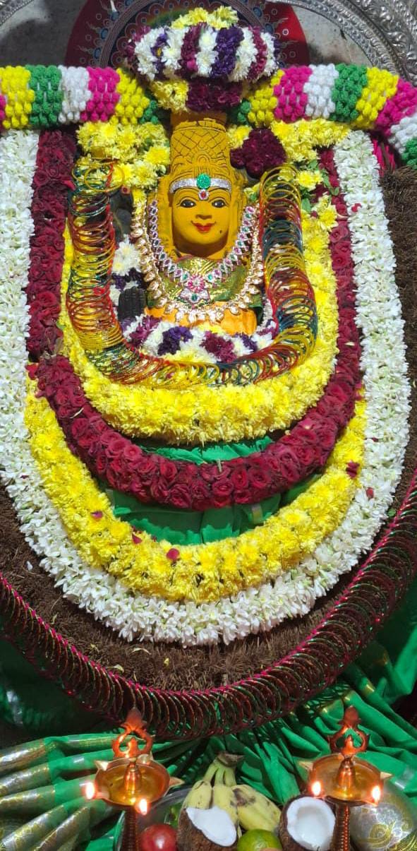 ஸ்ரீ வாசவி கன்யகா பரமேஸ்வரி அம்மனுக்கு நவராத்திரி விழாவை முன்னிட்டு சிறப்பு அலங்காரத்தில் மஞ்சளால் அலங்காரம்