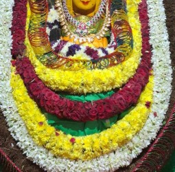 ஸ்ரீ வாசவி கன்யகா பரமேஸ்வரி அம்மனுக்கு நவராத்திரி விழாவை முன்னிட்டு சிறப்பு அலங்காரத்தில் மஞ்சளால் அலங்காரம்