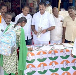 திருச்சி காட்டூரில் காங்கிரஸ் கட்சியினர் நேற்று கையெழுத்து இயக்கம்