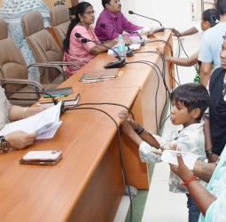 மக்களிடம் கலெக்டர் கலைச்செல்வி குறைகளை கேட்டறிந்தார்