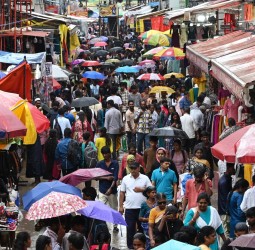 ரங்கநாதன் தெருவில் தீபாவளிக்கு புத்தாடைகள் வாங்க குடையுடன் குவிந்த மக்கள்