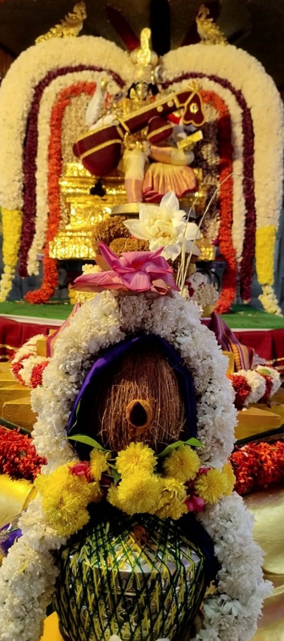 உக்கல் அருள்மிகு மடாவளம் ஸ்ரீ காமாட்சி அம்பாள் கோயிலில் அம்பாள் ஸ்ரீ சரஸ்வதி அலங்காரத்தில் சுவாமி திருவீதி உலா: