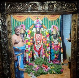 பொன்னிறம் ஆதிகேசவ பெருமாள் கோவிலில் புரட்டாசி கடைசி சனிக்கிழமை விஷேச அலங்கார சேவை