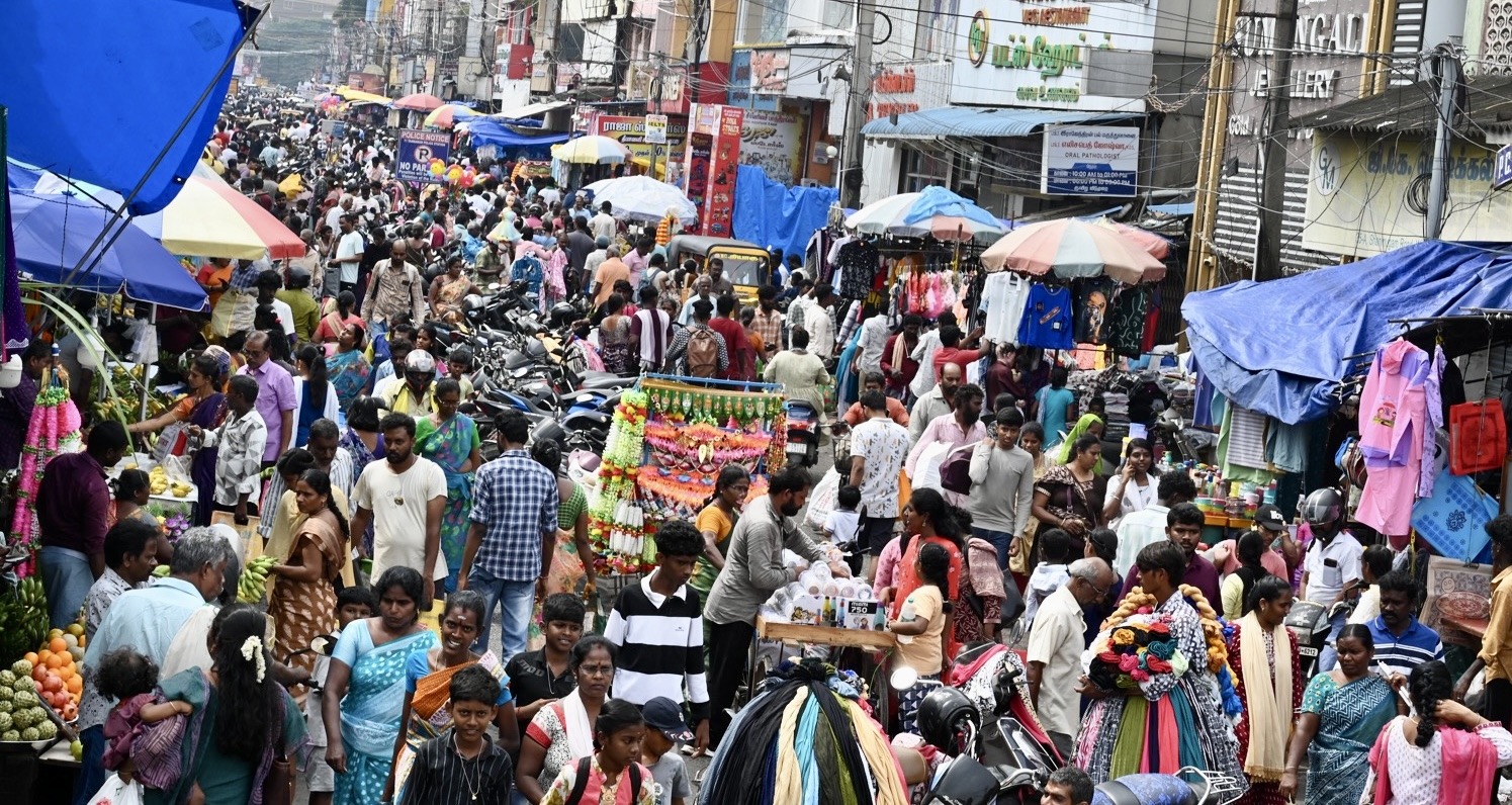 தாம்பரம் சண்முகம் சாலையில் பொருட்கள் வாங்க குவிந்த மக்கள் கூட்டம்