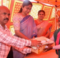 தூய்மை காவலர்களுக்கு தீபாவளி பரிசு தொகுப்புகள் மற்றும் ஊக்கத்தொகை