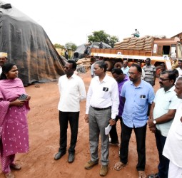 நெல்மூட்டைகள் பாதுகாப்புடன் சேமிக்கும் பணிகளை கலெக்டர் பிரியங்கா பங்கஜம், நேரில் பார்வையிட்டு ஆய்வு