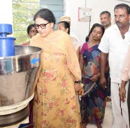 மரச்செக்கு எண்ணெய் உற்பத்தி மையத்தின் செயல்பாடுகளை கலெக்டர் கலைச்செல்வி மோகன், ஆய்வு