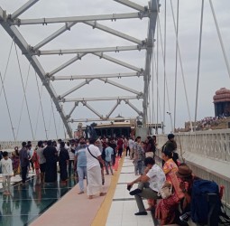 கன்னியாகுமரியில் கொட்டும் மழையிலும் சுற்றுலாப் பயணிகள் வருகை