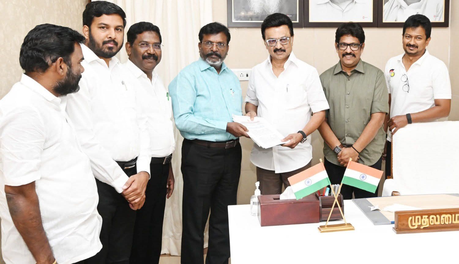 சாதிகளின் பெயர்களில் 'ன்' விகுதியை நீக்கிவிட்டு 'ர்' சேர்க்க வலியுறுத்தி மனு