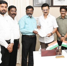 சாதிகளின் பெயர்களில் 'ன்' விகுதியை நீக்கிவிட்டு 'ர்' சேர்க்க வலியுறுத்தி மனு