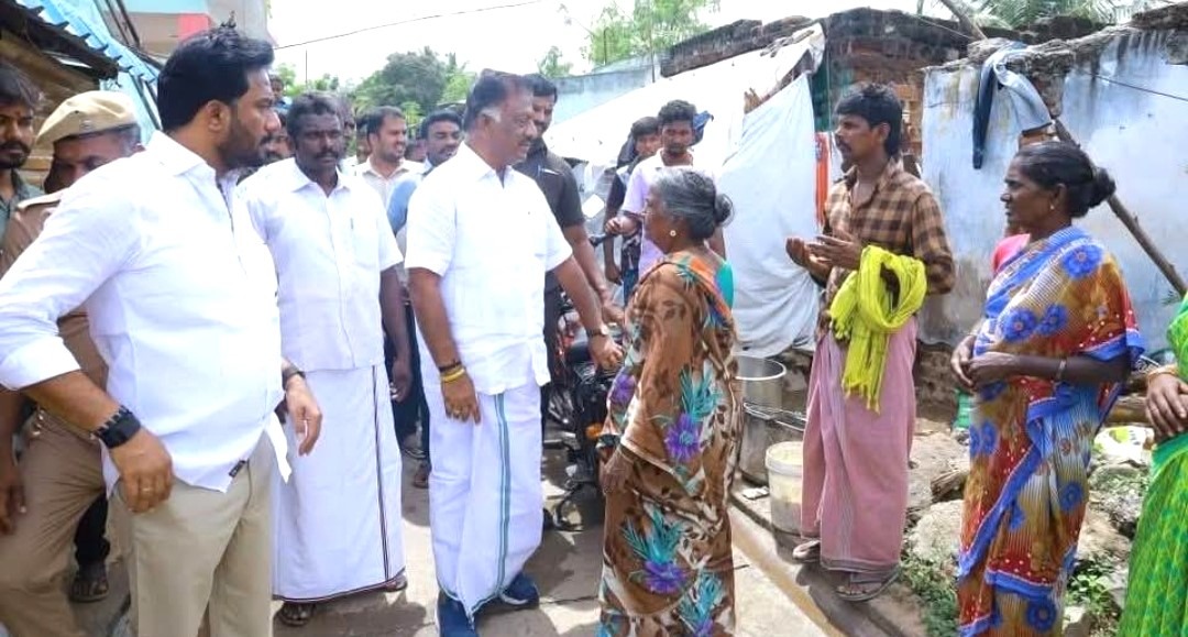 மழையால் பாதிக்கப்பட்ட பகுதிகளை முன்னாள் முதல்வர் ஓ.பன்னீர்செல்வம் நேற்று ஆய்வு
