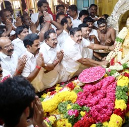 பசும்பொன்னில் தேவர் நினைவிடத்தில் அதிமுக பொதுச்செயலாளர் பழனிச்சாமி மரியாதை