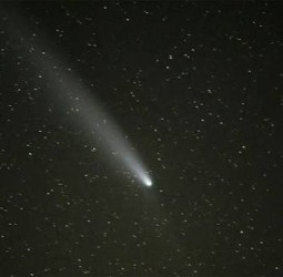 வானில் தோன்றிய 2 அரிய வால் நட்சத்திரங்கள்