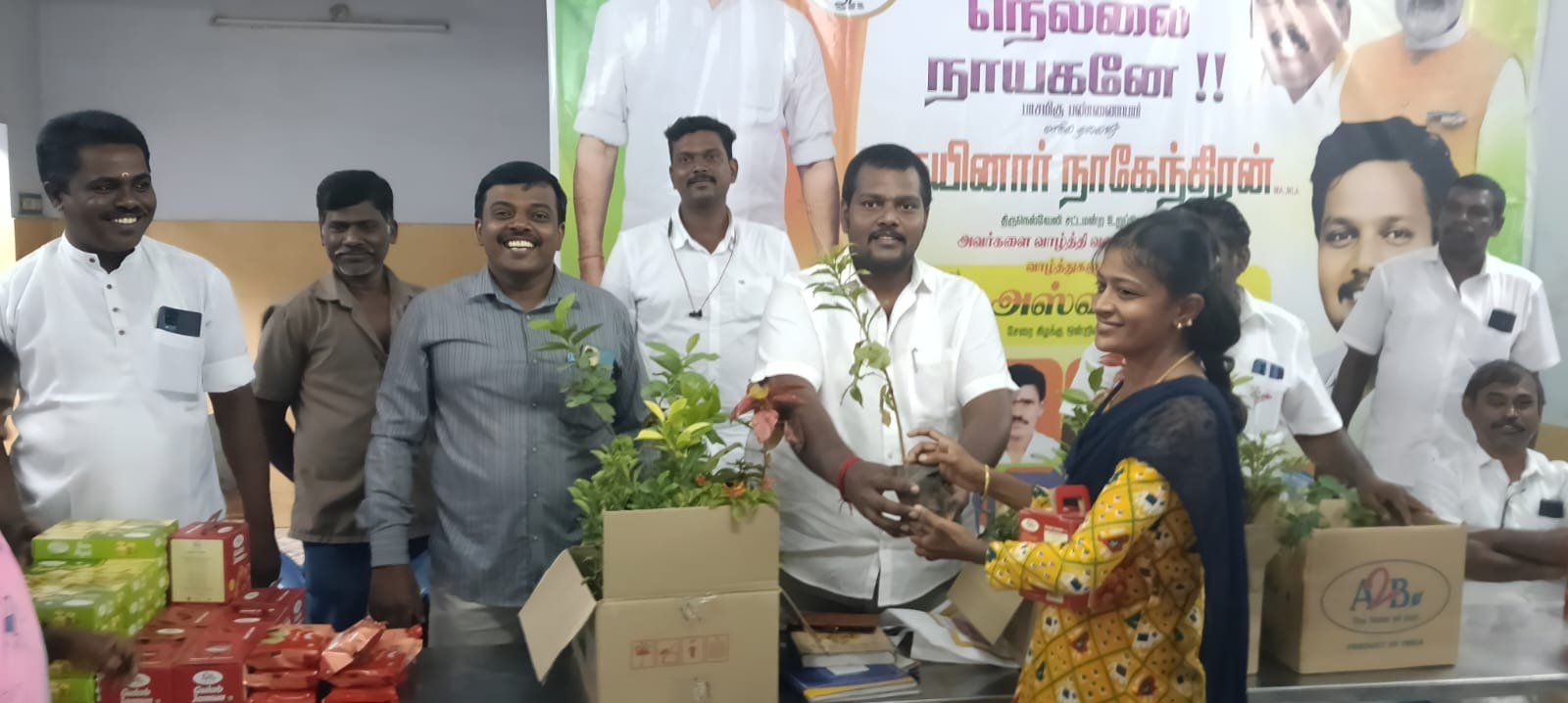 ஒன்றிய பாஜக தலைவர் அஸ்லின், பொதுமக்களுக்கு இனிப்புகள் மற்றும் மரக்கன்றுகள் வழங்கினார்