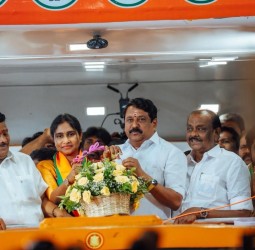 டாக்டர் கிருத்திகா, நேற்று பாஜக மாநிலத் தலைவர் நயினார் நாகேந்திரன் முன்னிலையில் பாஜகவில் சேர்ந்தார்