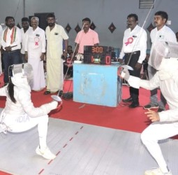 வாள் வீச்சு போட்டி