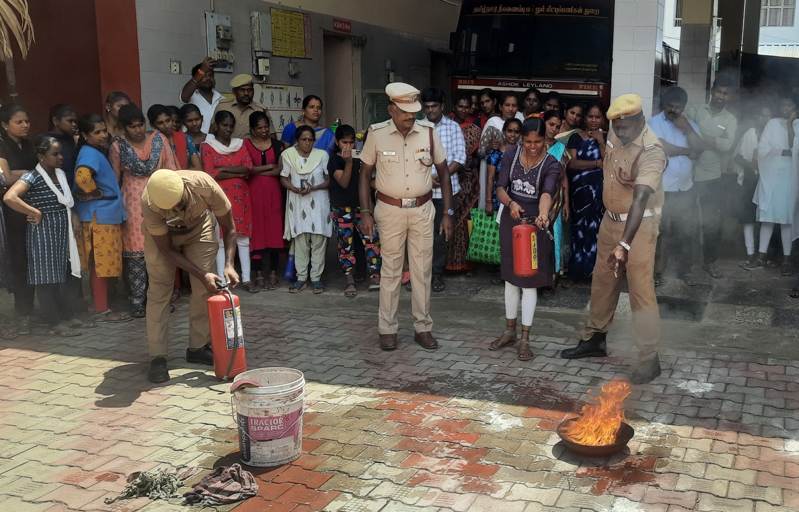 தீயை எவ்வாறு அணைப்பது என்பது குறித்து பொதுமக்களுக்கு விழிப்புணர்வு