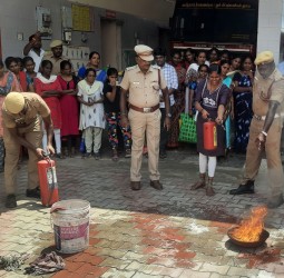 தீயை எவ்வாறு அணைப்பது என்பது குறித்து பொதுமக்களுக்கு விழிப்புணர்வு