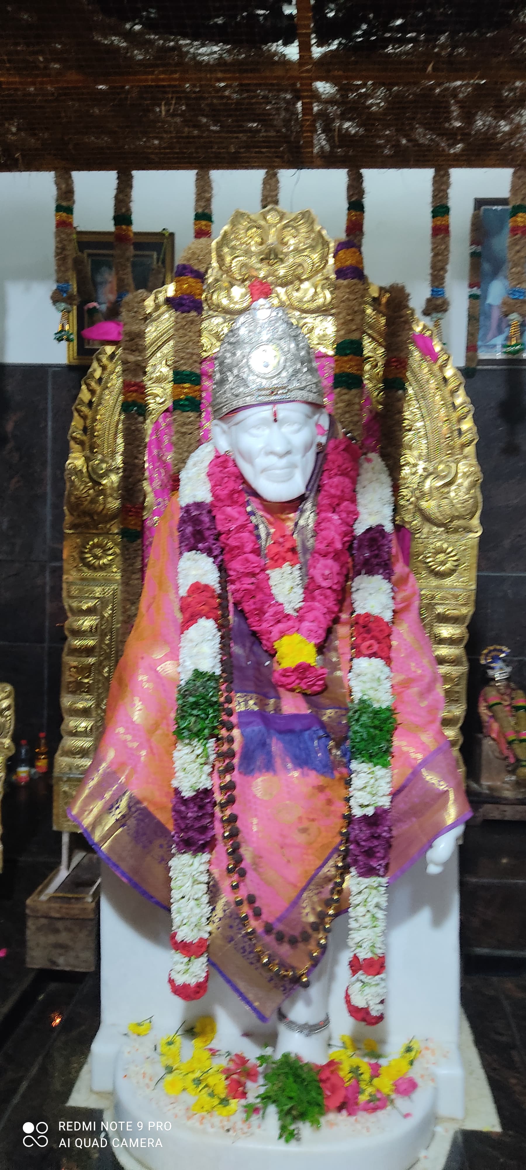 ஸ்ரீசத்குரு சாய்பாபா தியான. ஆலயத்தில் வியாழக்கிழமை காலை சிறப்பு அலங்காரம்