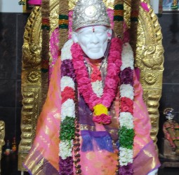 ஸ்ரீசத்குரு சாய்பாபா தியான. ஆலயத்தில் வியாழக்கிழமை காலை சிறப்பு அலங்காரம்