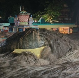 தோணி ஆற்றில் ஏற்பட்ட வெள்ளம்