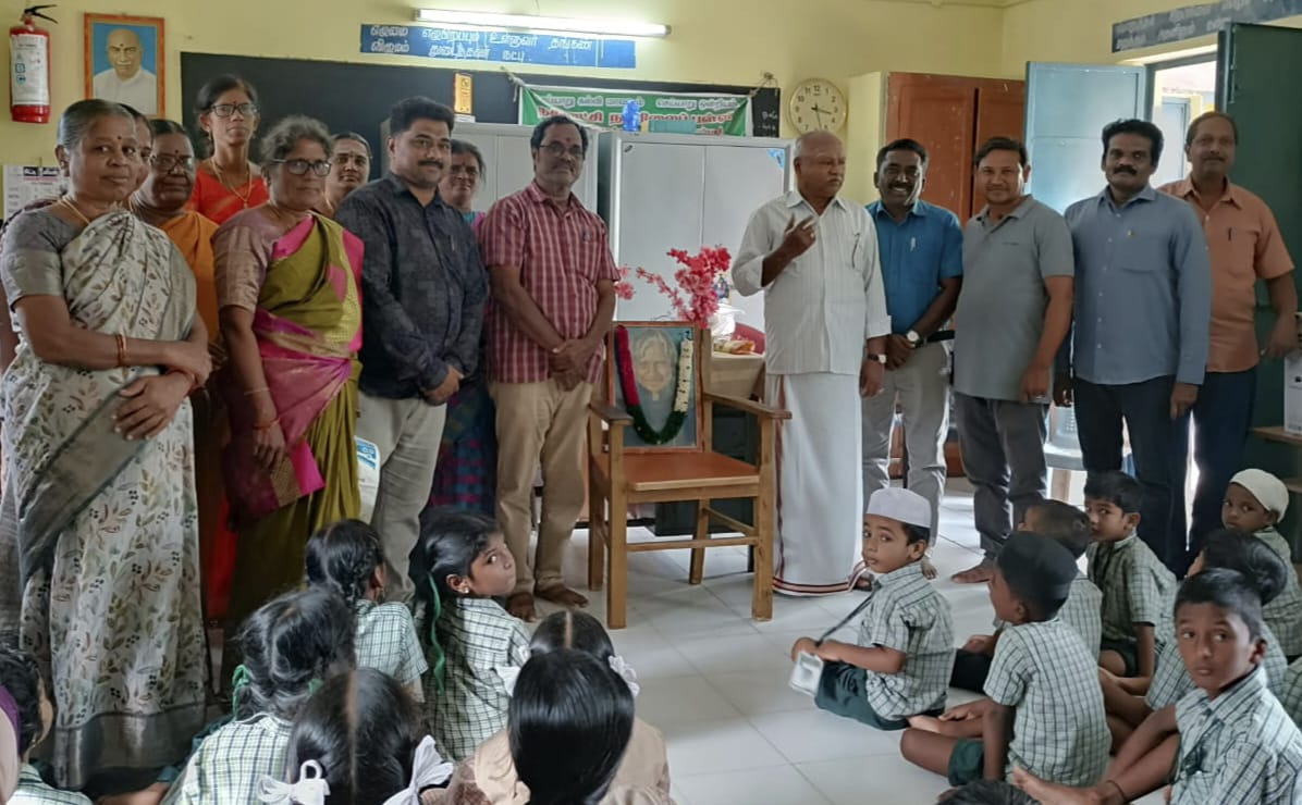 செய்யாறு நகராட்சி முஸ்லிம் நடுநிலைப் பள்ளியில் மத நல்லிணக்கம் முன்னிட்டு தீபாவளி இனிப்பு வழங்கல் :