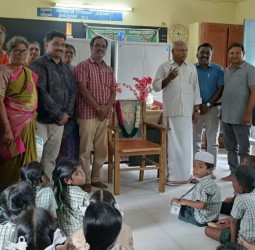 செய்யாறு நகராட்சி முஸ்லிம் நடுநிலைப் பள்ளியில் மத நல்லிணக்கம் முன்னிட்டு தீபாவளி இனிப்பு வழங்கல் :