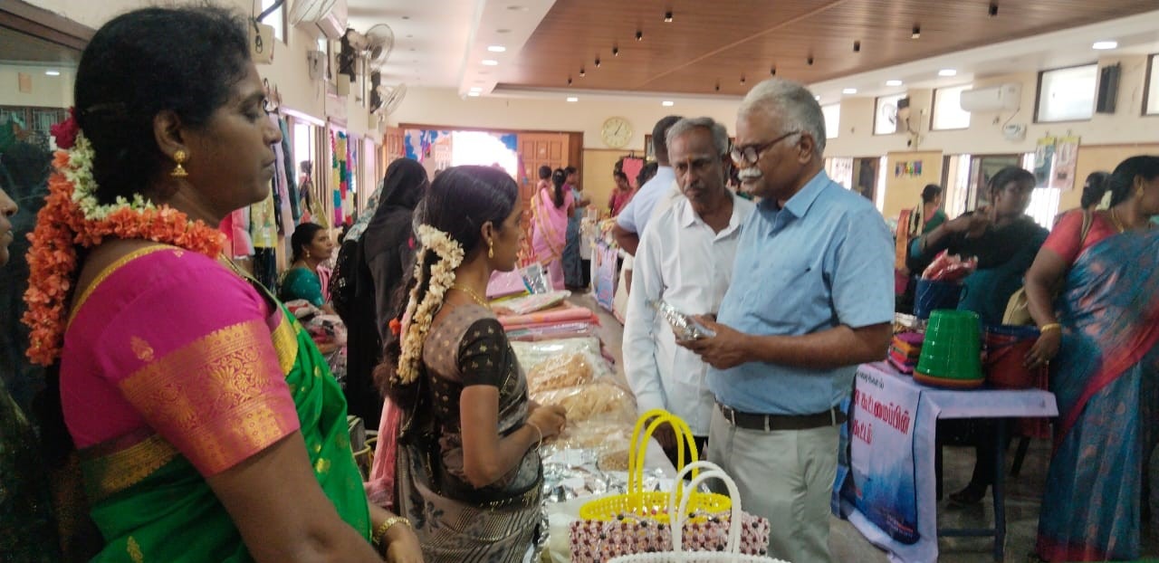 காரைக்காலில் மகளிர் சுய உதவிக் குழுக்களின் தீபாவளி அங்காடி