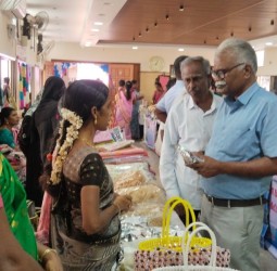 காரைக்காலில் மகளிர் சுய உதவிக் குழுக்களின் தீபாவளி அங்காடி