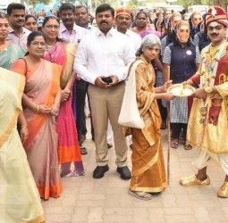 தலைநிமிரும் தருமபுரி அகவை 60 நிறைவு விழாவில் பள்ளி மாணவ, மாணவிகளின் பேரணி