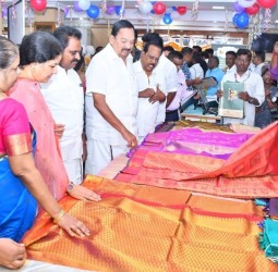 காஞ்சிபுரம் காமாட்சி கோ ஆப்டெக்ஸ் விற்பனை நிலையத்தில் தீபாவளி சிறப்பு விற்பனை