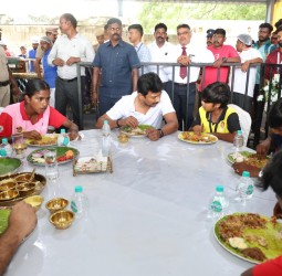வீரர் - வீராங்கனையருக்கு வழங்கப்படும் உணவு வகைகளை துணை முதல்வர் உதயநிதி ஆய்வு
