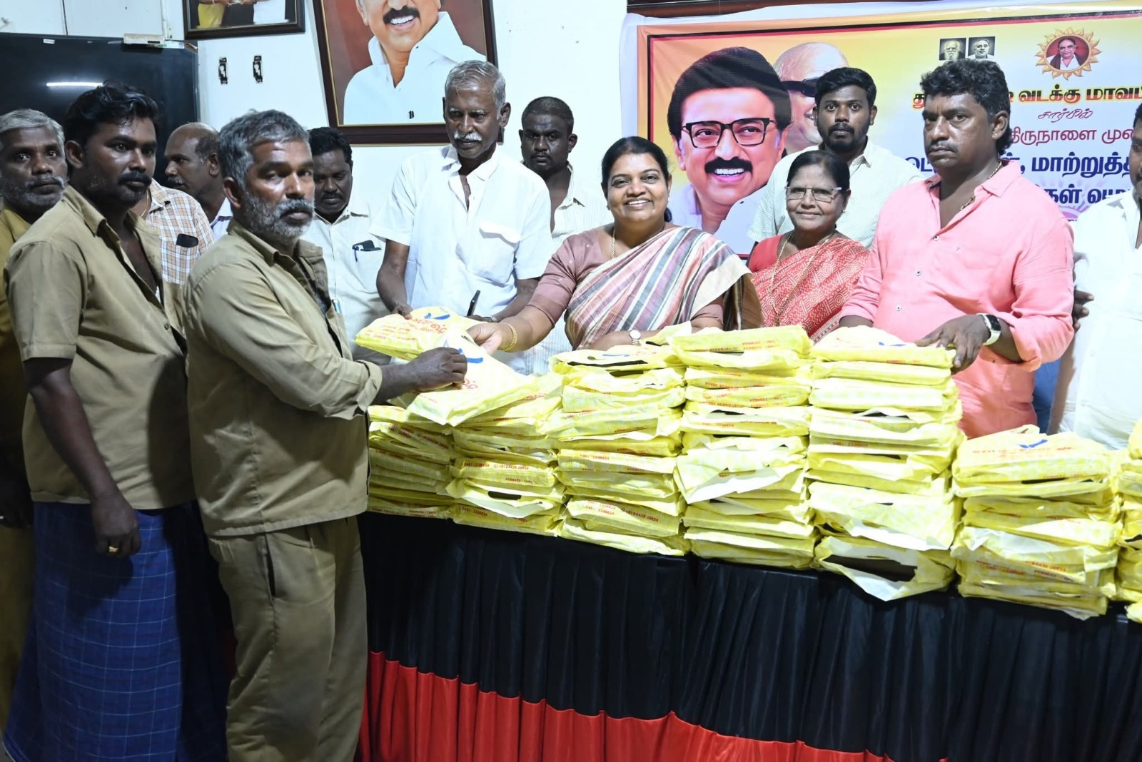 தூத்துக்குடி சட்டமன்றத் தொகுதி ஆட்டோ ஓட்டுநர்களுக்கு நலத்திட்ட உதவி