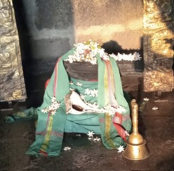 அருள்மிகு காசிவிஸ்வநாதர் கோயிலில் மூலவர் மீது சூரிய ஒளி: