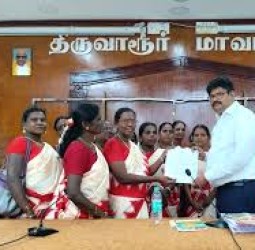 நூறு நாள் வேலை வழங்கிடக் கோரி மாவட்ட ஆட்சியரிடம் மாதர் சங்கம் மனு