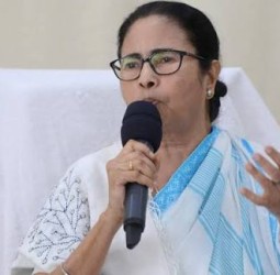 மாணவிகளை இரவில் கல்லூரிக்கு வெளியே செல்ல அனுமதிக்கக்கூடாது - மம்தா பானர்ஜி அறிவுரை