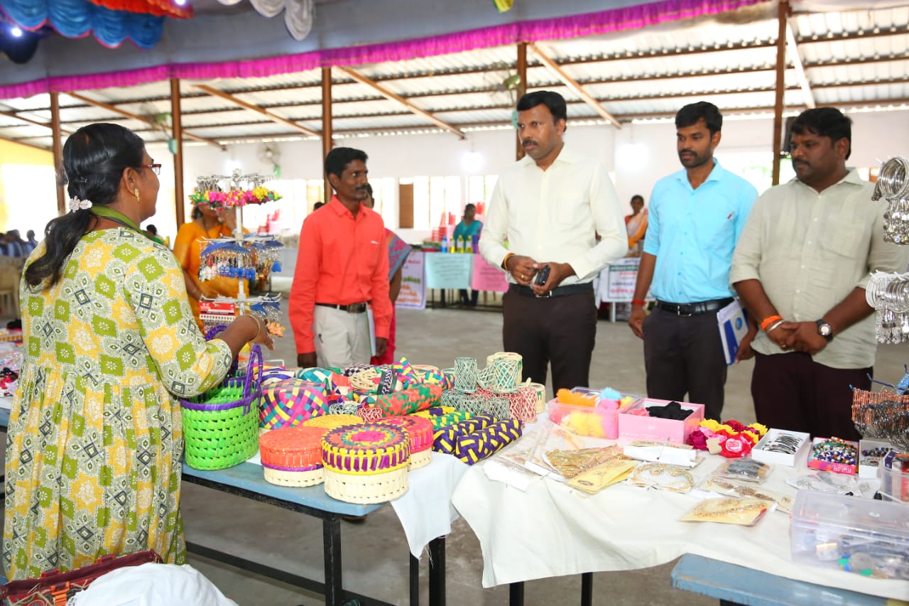 வந்தவாசி மகளிர் கல்லூரியில் நடைபெற்ற கல்லூரி சந்தை..