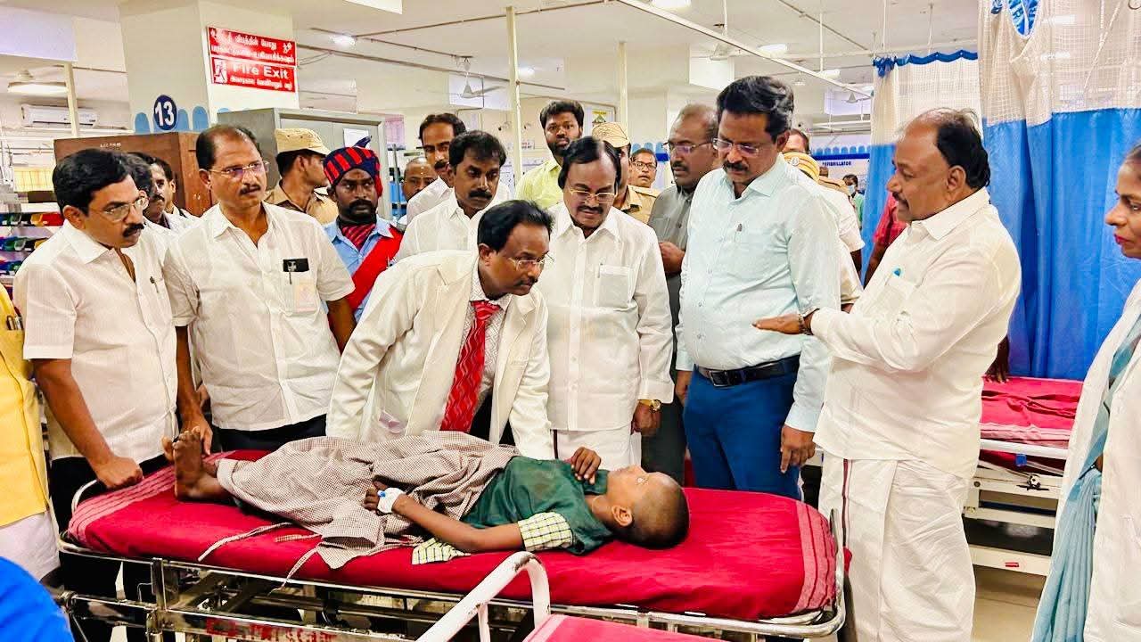 பேருந்து விபத்து மாணவர்கள் காயம்........