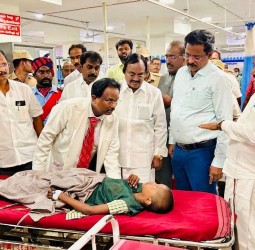 பேருந்து விபத்து மாணவர்கள் காயம்........