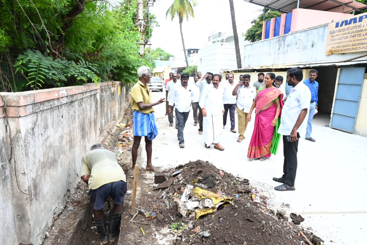 மழைநீர் வடிகால் தூர் வாரும் பணியை மேயர் அன்பழகன் நேற்று ஆய்வு
