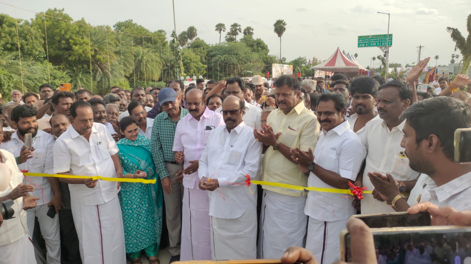 புதியதாக அமைக்கப்பட்ட உயர் மட்ட மேம்பாலத்தை, நேற்று திறந்து வைத்து அமைச்சர் எ.வ.வேலு