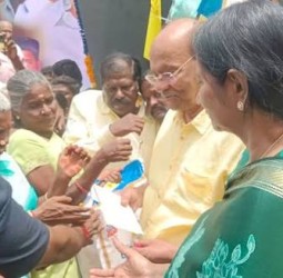 இடஒதுக்கீடு போராட்ட தியாகிகள் நினைவு நாள்: ராமதாஸ், அன்புமணி தனித்தனியாக மலரஞ்சலி, மரியாதை